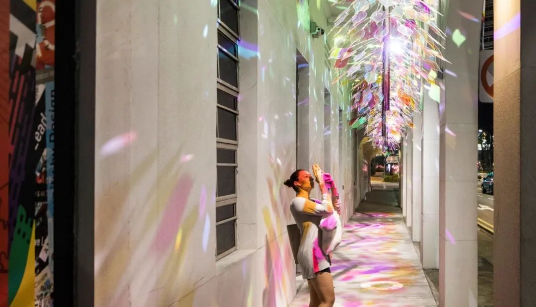 梦幻浮城 · 新加坡国家美术馆中庭的照明艺术丨Nipek-19