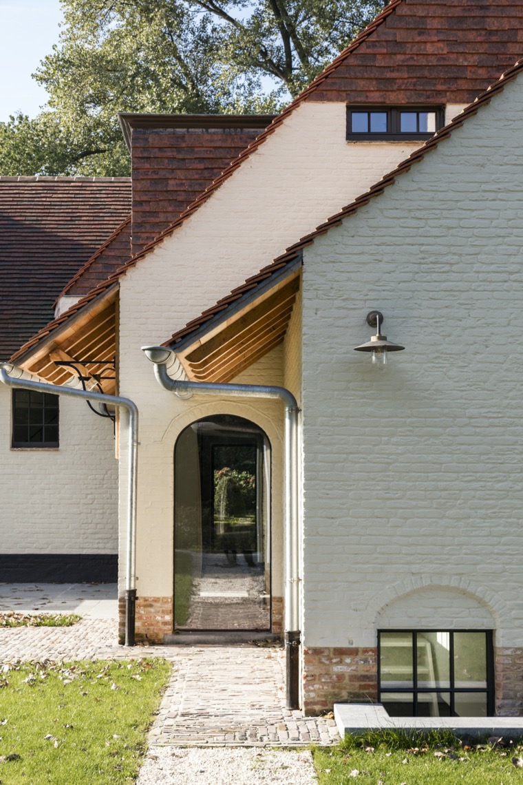 Landelijke villa met authentieke houten ramen en deuren-2