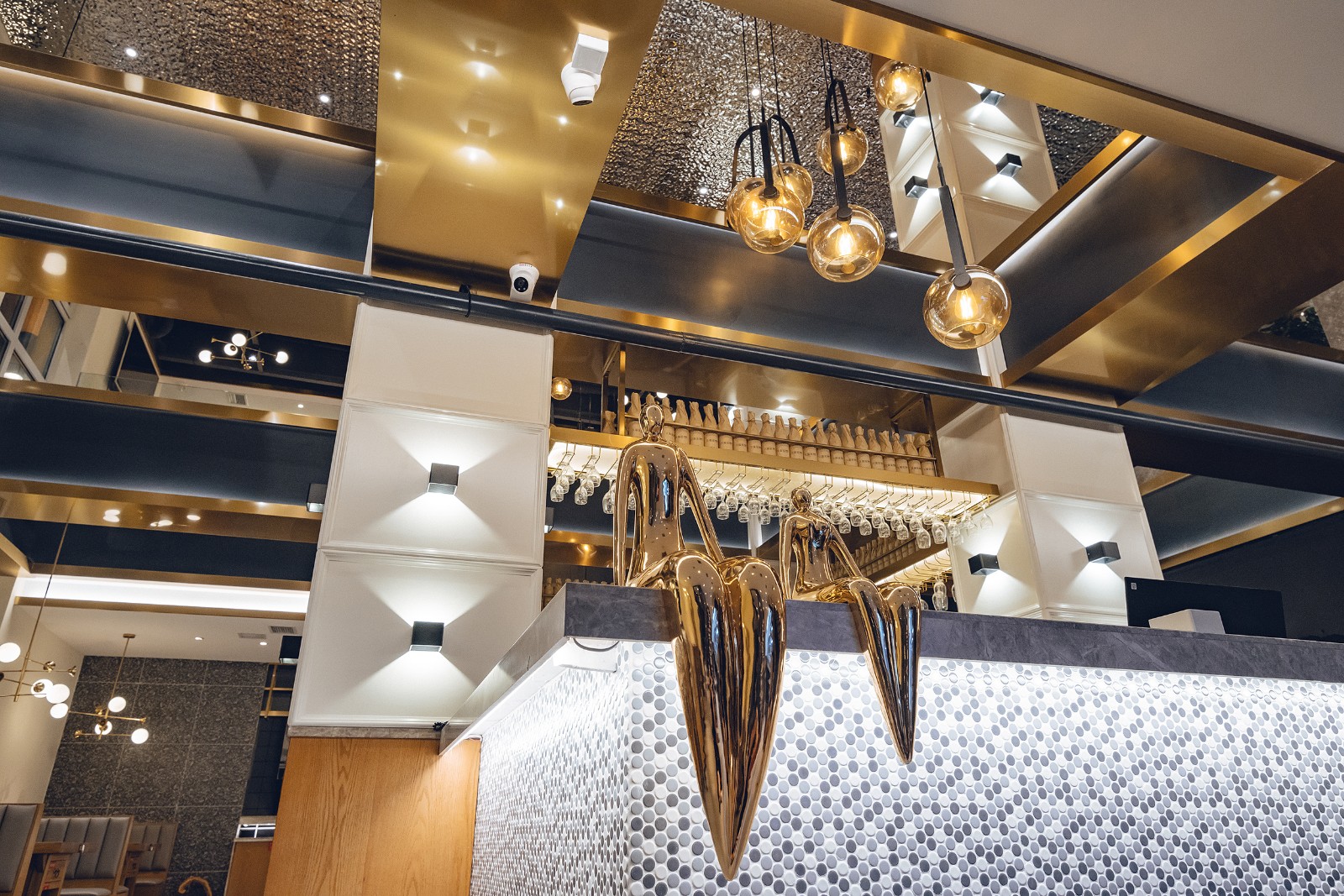 烧烤酒吧，一半是海水一半是火焰  郝宇-1