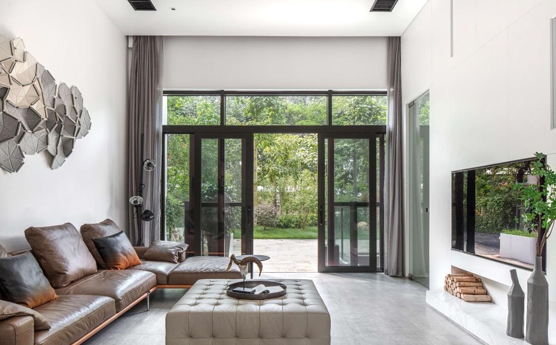 绿意葱郁中的现代极简别墅设计-14