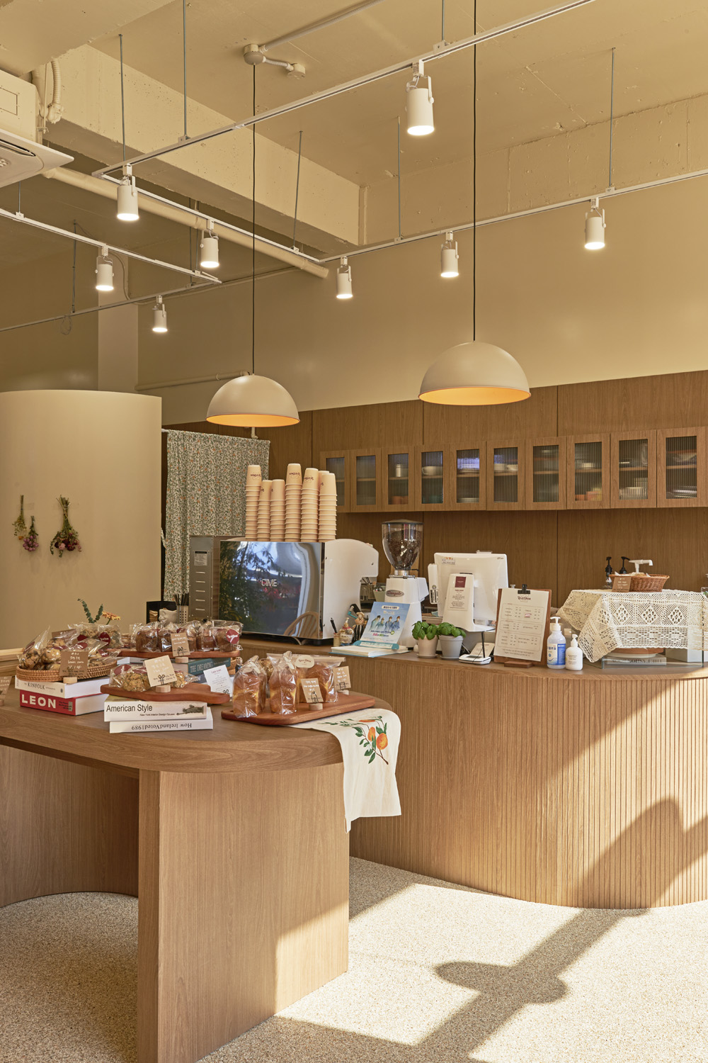 魅力无限的白色木纹 | 莱兹奥凡的 22 平米小型咖啡厅设计-13