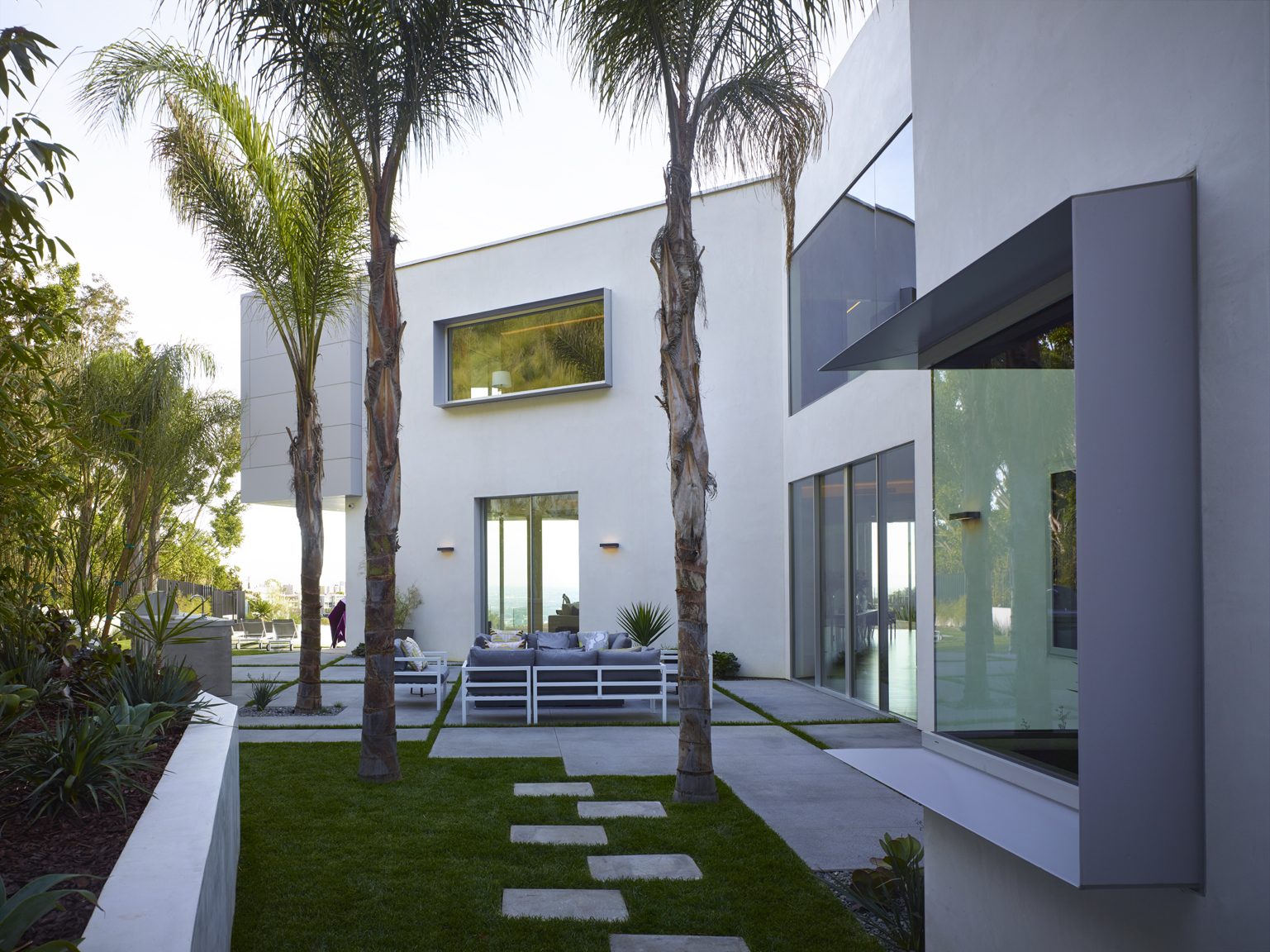 洛杉矶山坡上的浮动金属之家-26