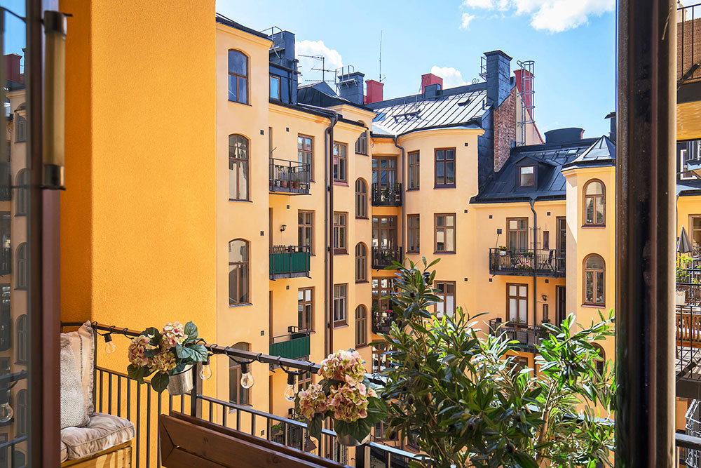 摩登斯堪的纳维亚公寓 | 彩色天花板的惊艳设计-9