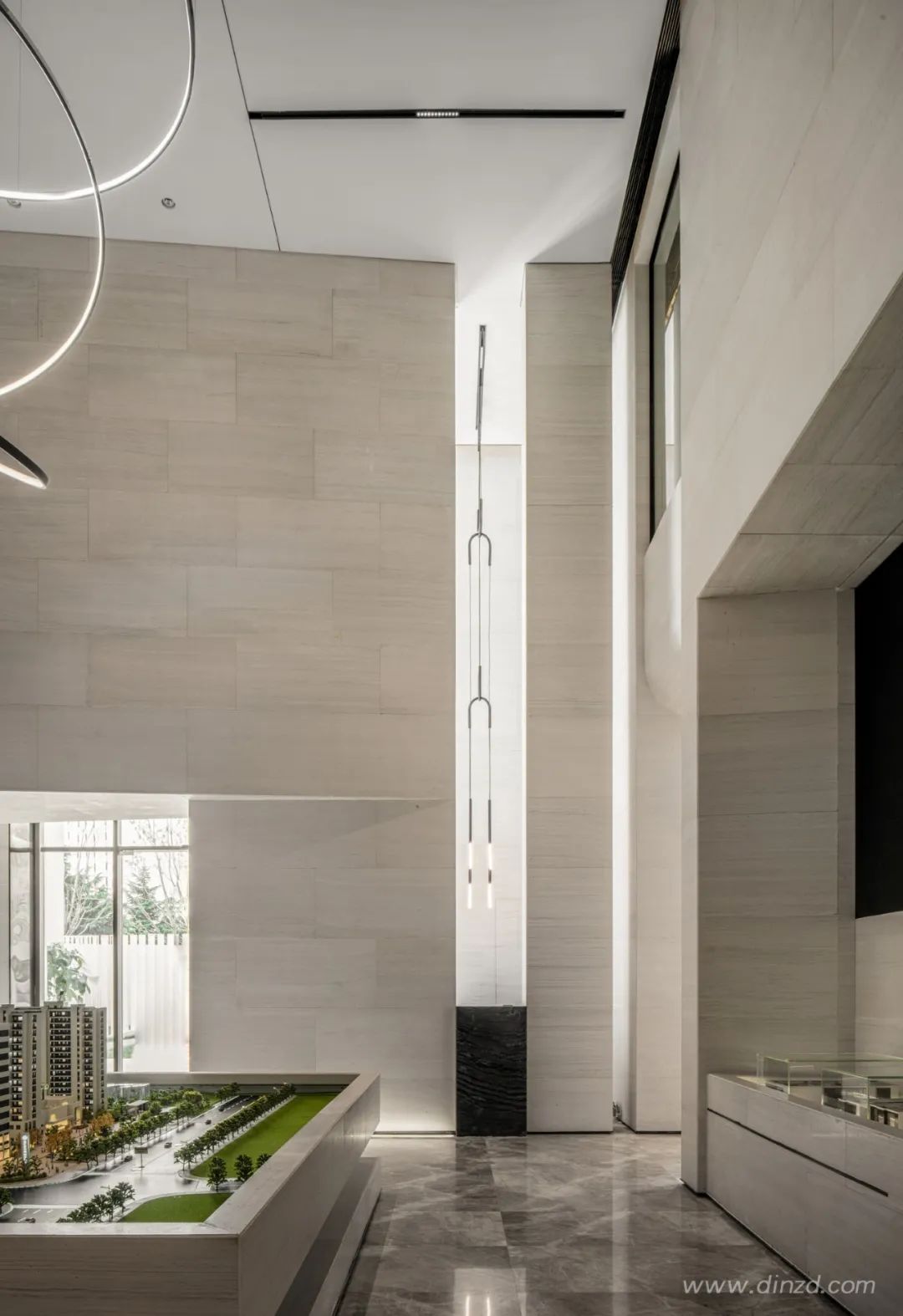 青岛 MOMA 通汇当代阅销售中心 | 现代与线条主义的艺术混搭-14