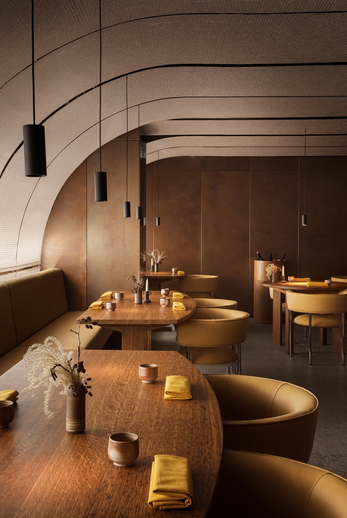 轻奢感木质餐厅装修设计案例-7