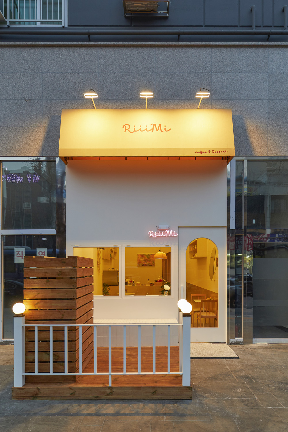 白色与木纹的极简设计 | 10 平米咖啡厅-2