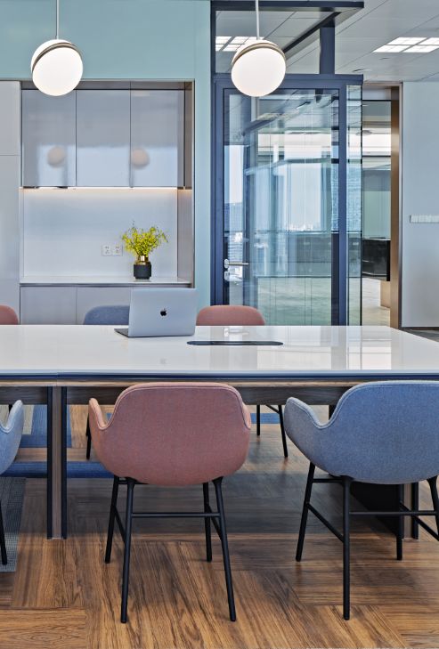 国泰君安期货 | 色彩缤纷的金融才俊办公空间-23