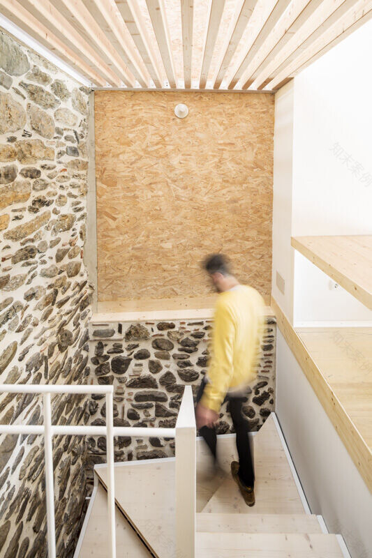 西班牙传统材料与现代结构共生之家-12