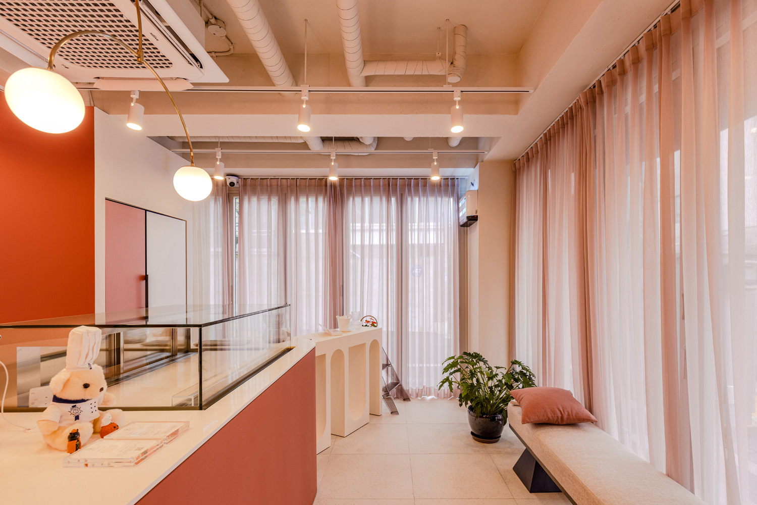 粉色糖果般的斯文空间 | 15 平米咖啡厅的甜蜜设计-7