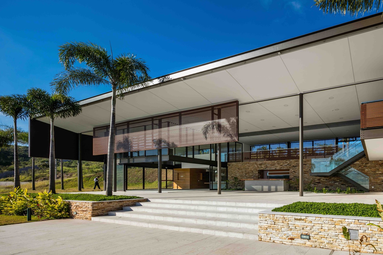 巴西自然景观中的社交俱乐部总部-74