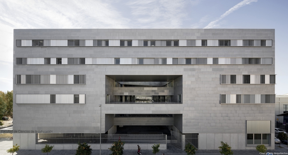 塞维利亚大学科学教育学院 · 创新的叠加建筑设计-5