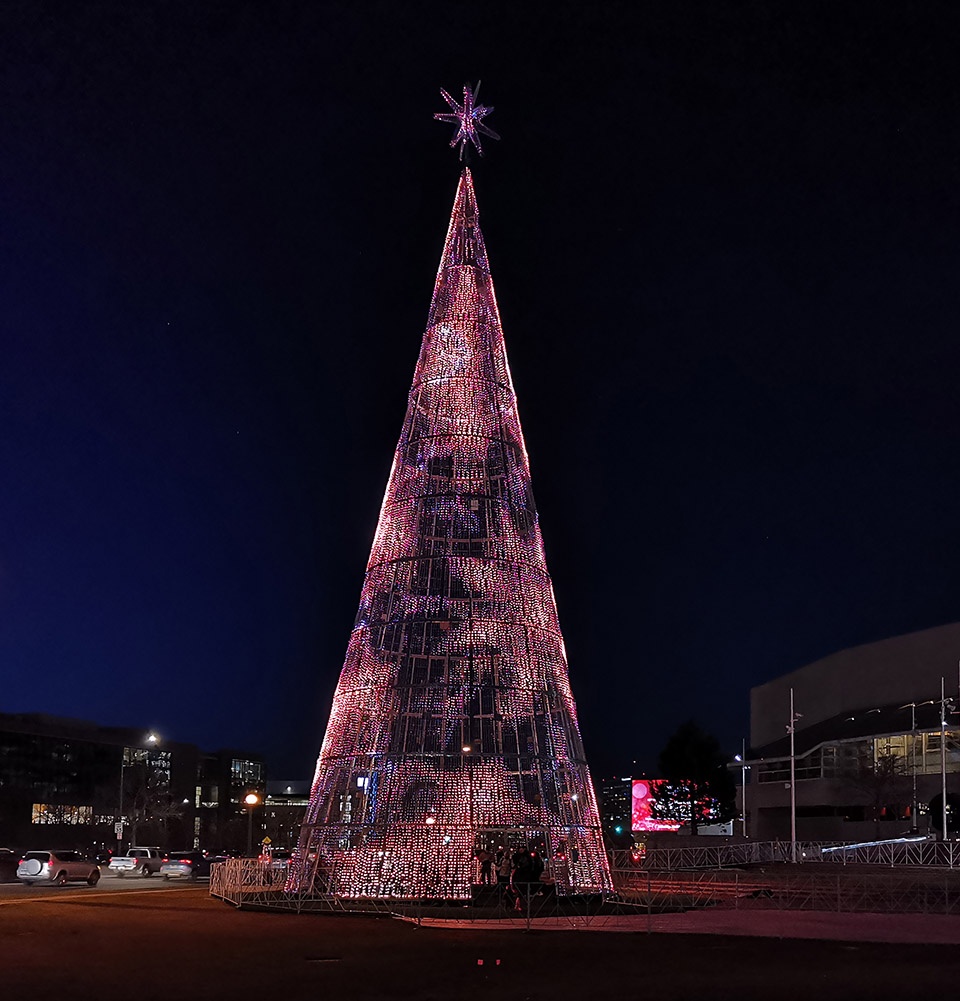 丹佛 110 英尺高动态灯光装置·“英里高树”-7