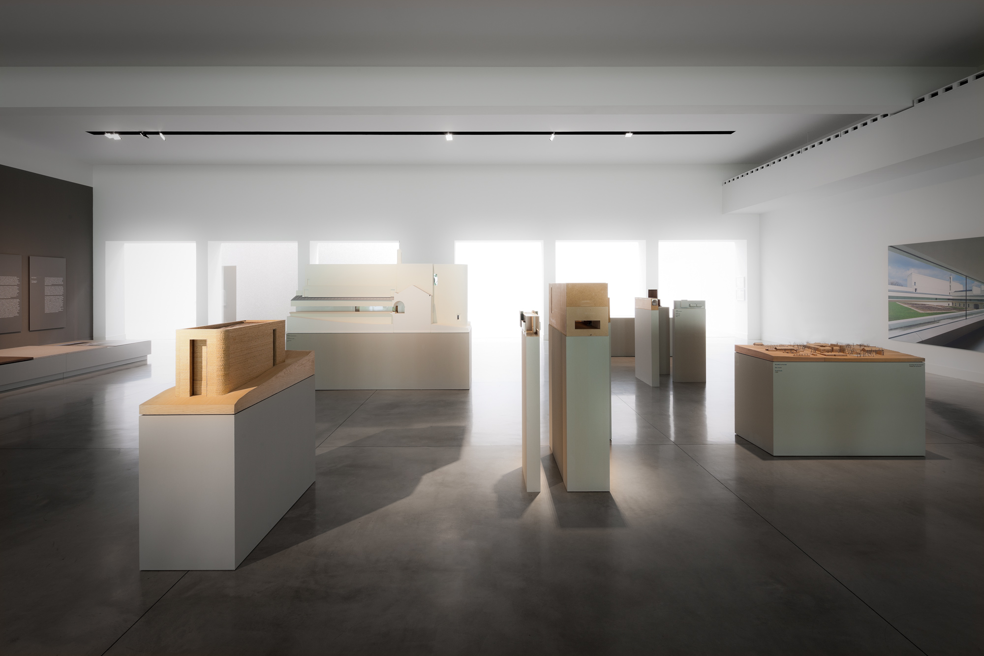 约翰·帕森 极简空间展览

注：Plain Space常见可理解为极简空间 ，E·hibition推测是 Exhibition拼写错误 -5