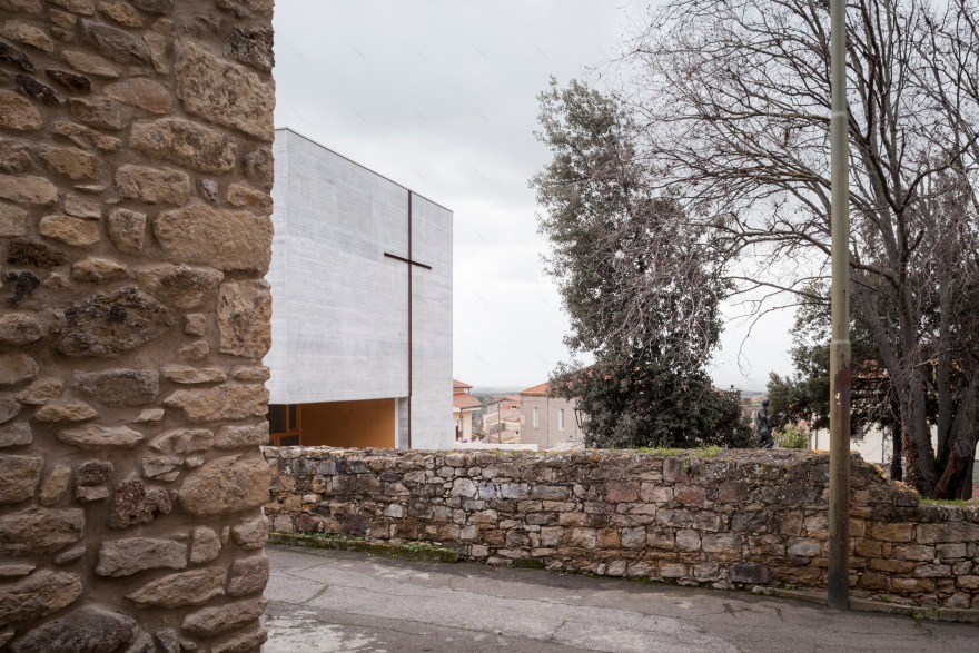 意式乡村教堂设计,融入地貌塑造神圣空间-14