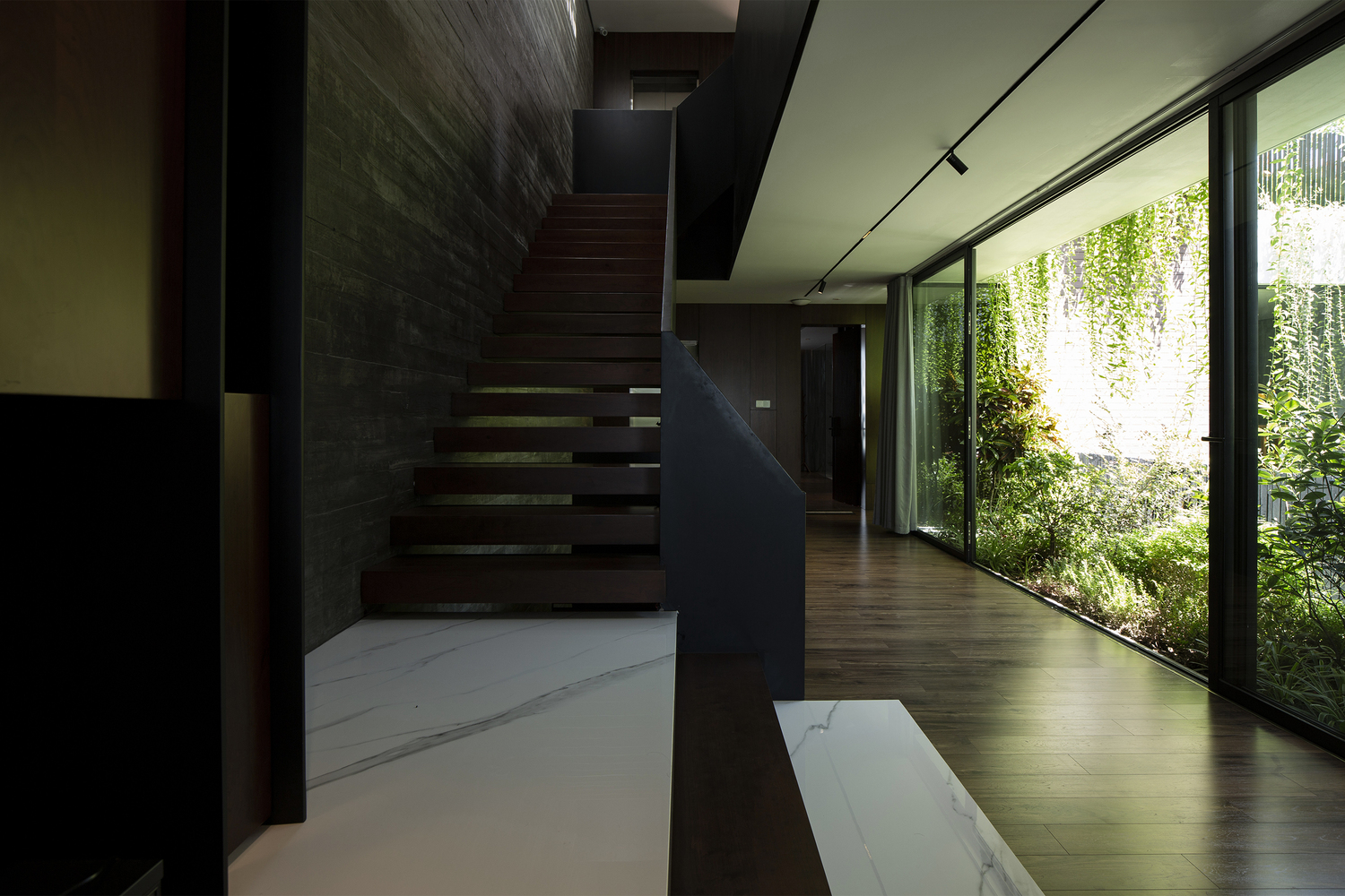 DKS House · 城市中心的绿色静谧之家丨越南-26