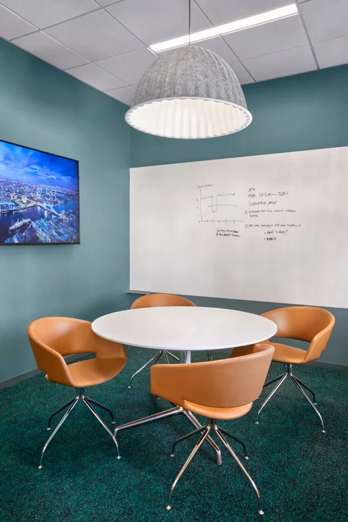 将色彩作为实用的导向辅助，更敏锐地表达了公司的年轻精神-10