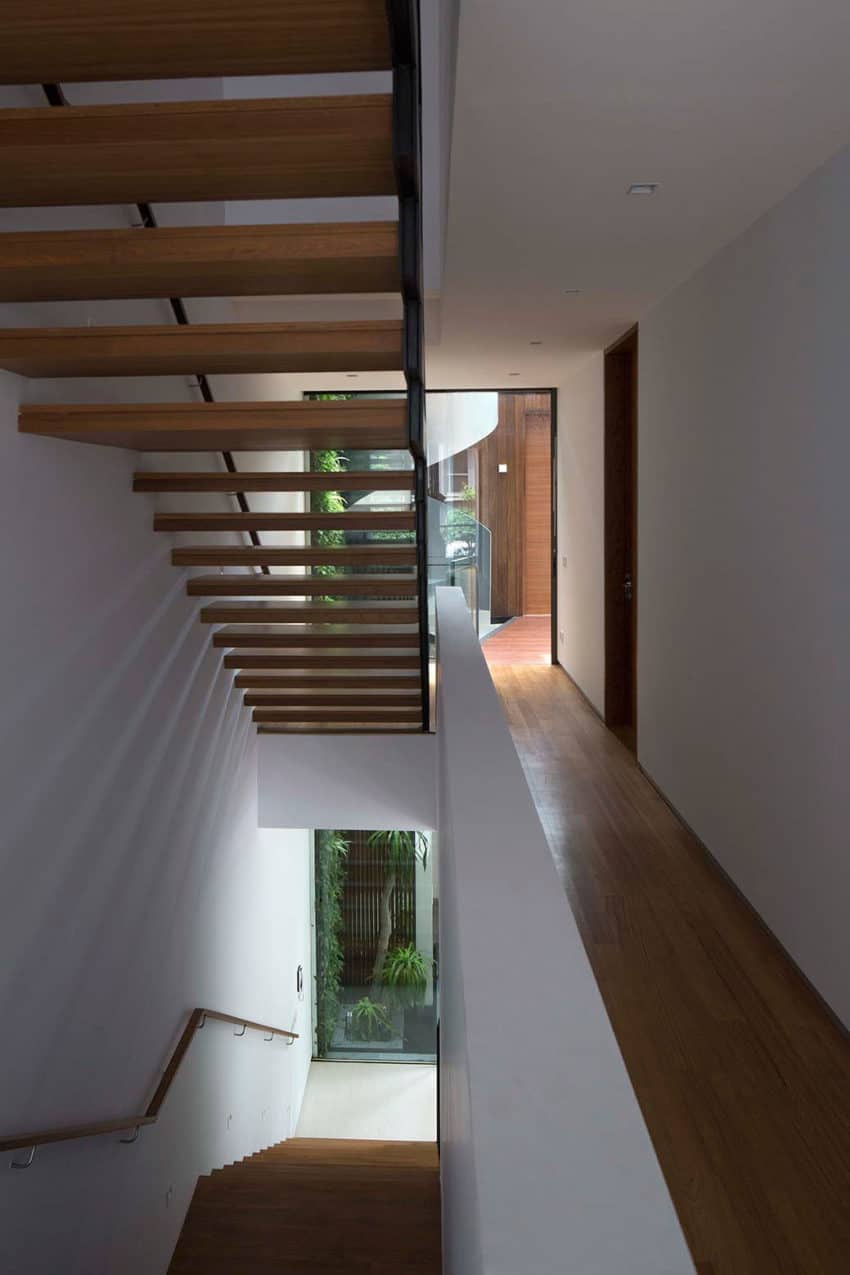 A Home With Emphasis on the Relation Between the Indoors and the Outdoors in Singapore-6