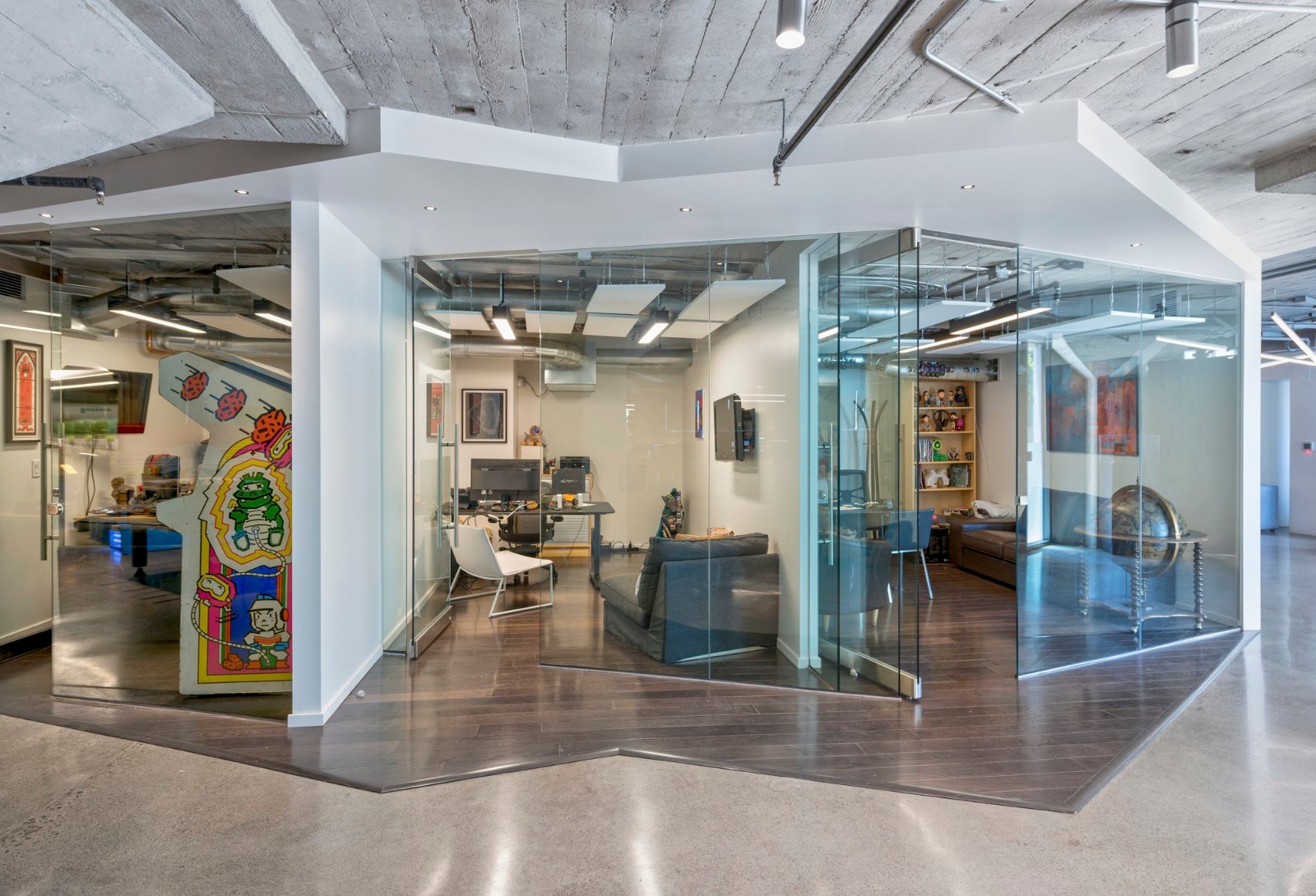 旧金山星际游戏办公室，顺应独特建筑设计的几何折面空间  Costa Brown-9