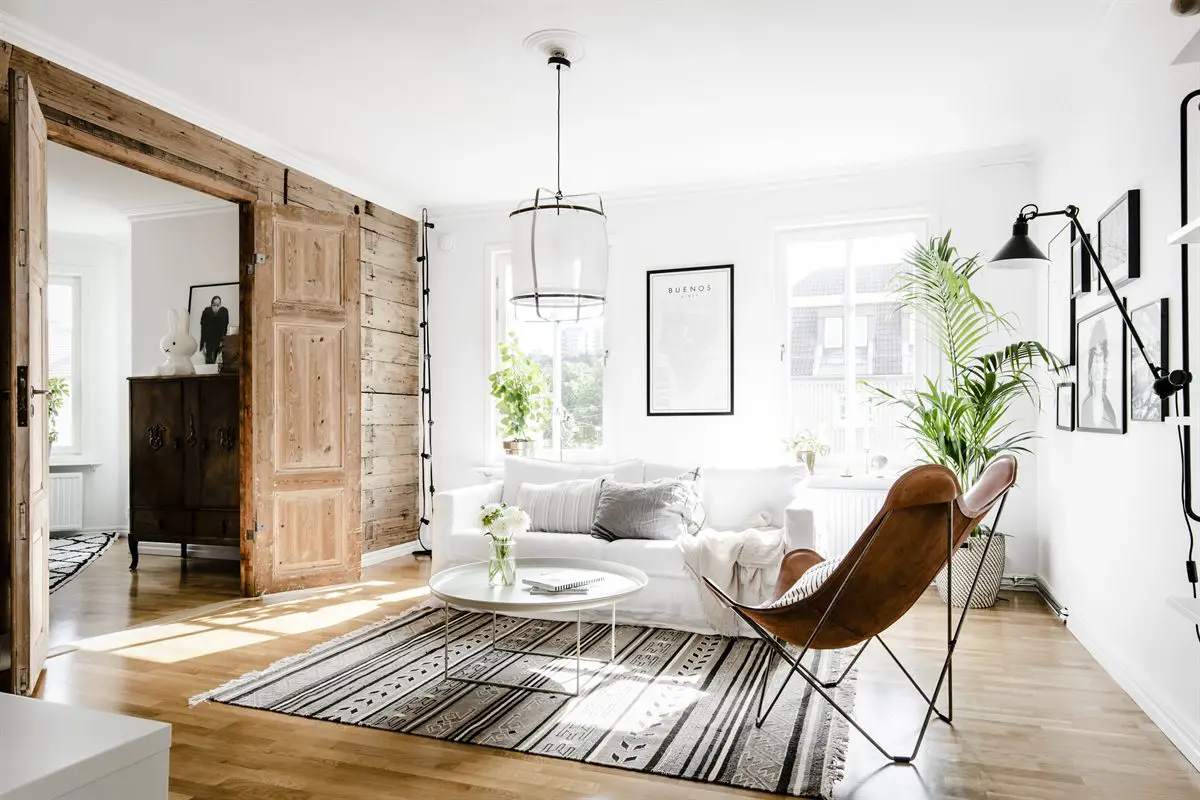 旧砖墙与古木门的细节之美-1