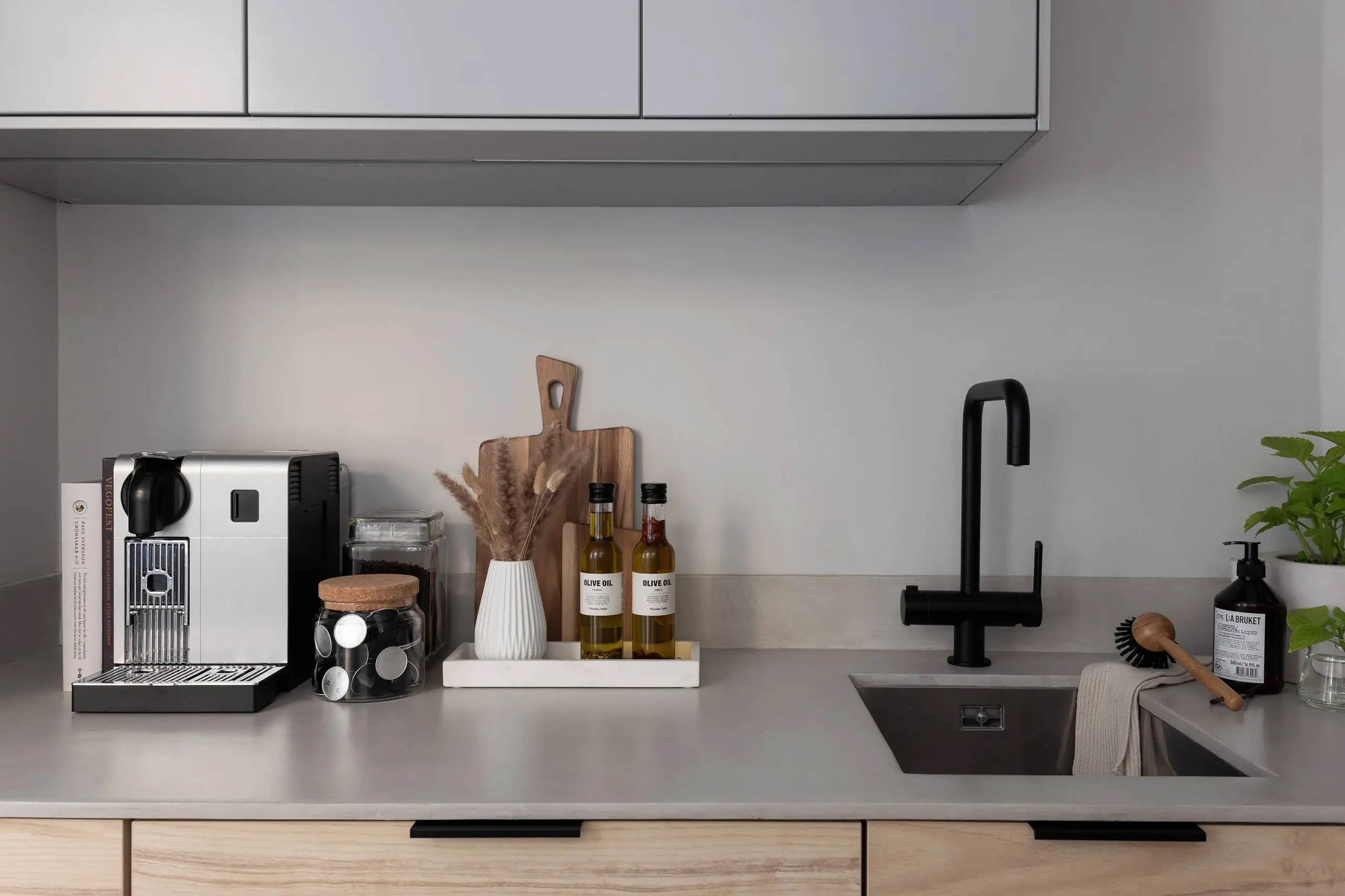 38m2 瑞典小公寓，色彩对比鲜明，家影院设计独特-5