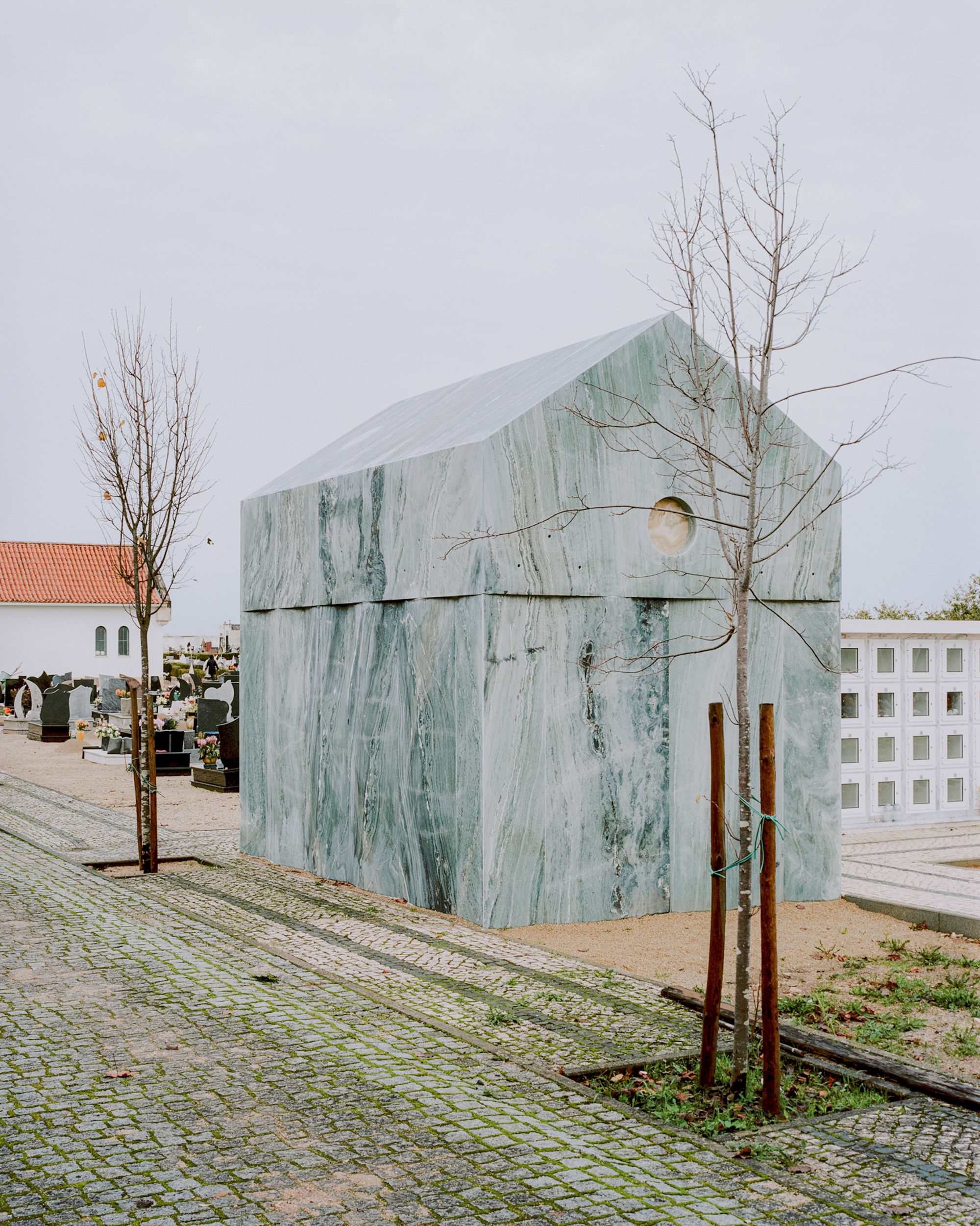 科英布拉的家族墓地丨葡萄牙丨Comoco Arquitectos-9