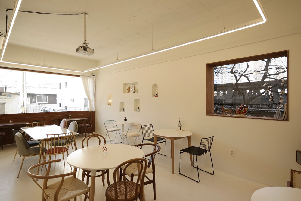 白色与木材的完美融合 | 20 平米咖啡厅的设计魅力-4