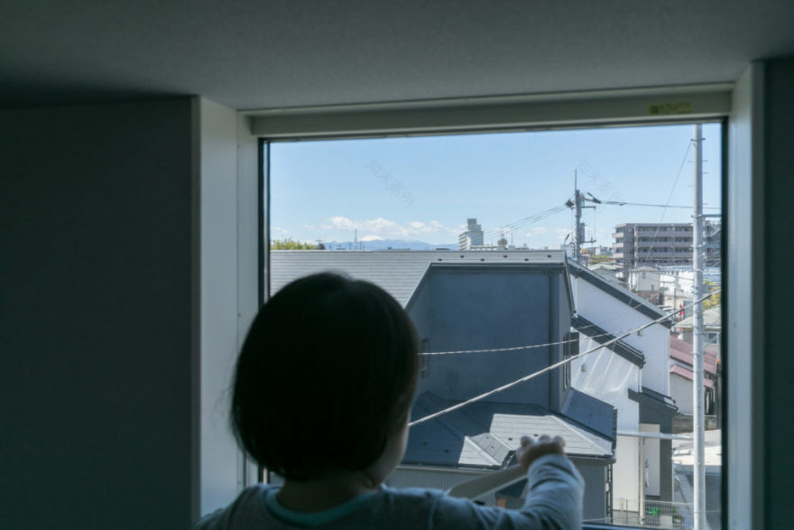 「大きな穴」が空間と家族をつなげる上下階をつなぐ吹き抜けがもたらす一体感温もりと開放感のある住まい | Style of Life | 100%LiFE-11