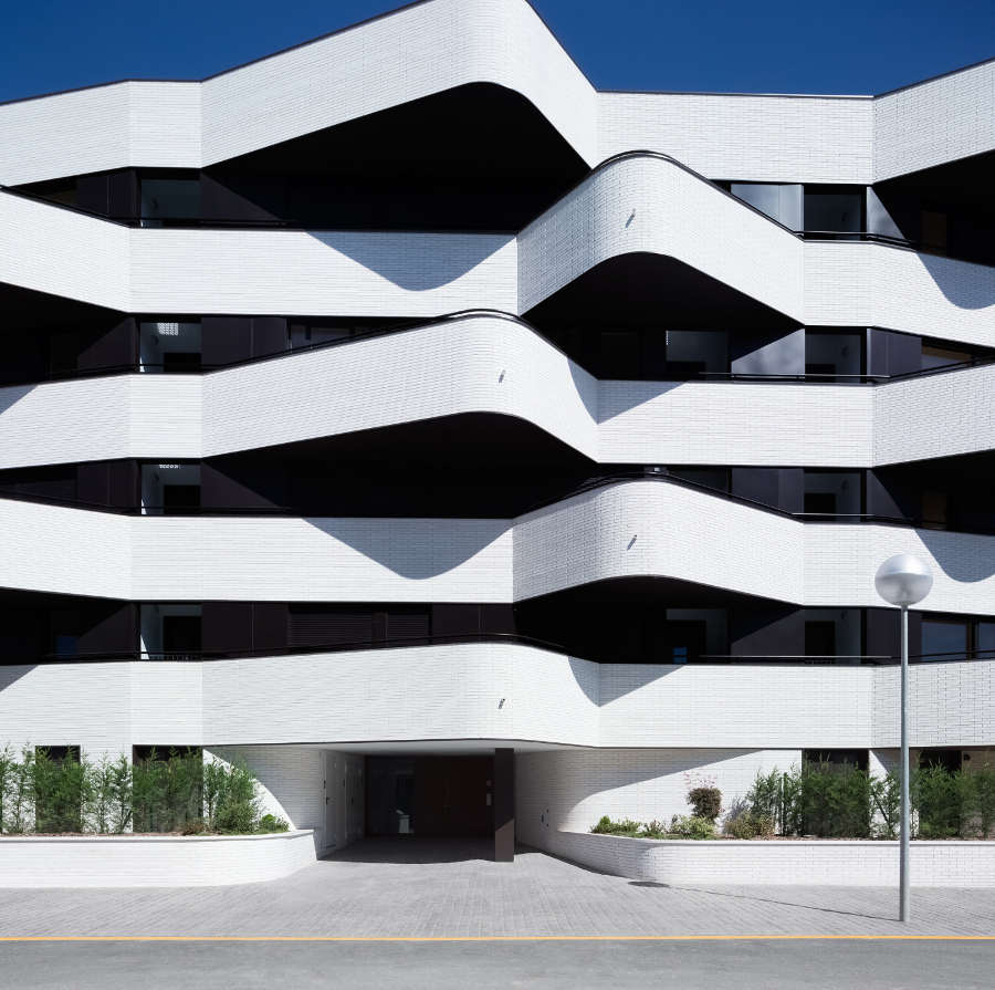 西班牙 58 VPO Torresolo 公寓楼——白色砖块与暗黑色铝材的现代居住建筑-52