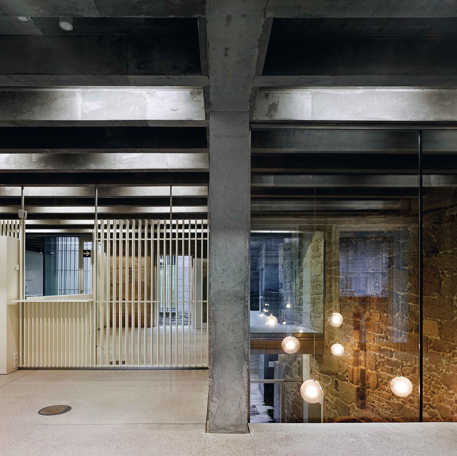 历史遗迹中的现代公共空间——西班牙比戈房产登记处新址-20