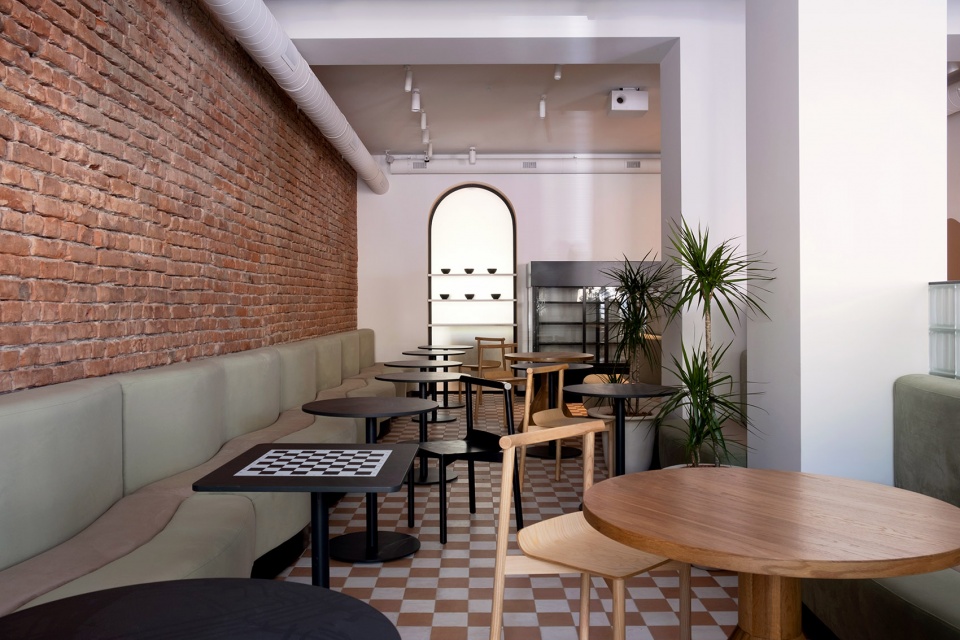 俄罗斯里海边精致咖啡馆，棋盘格与曲线交融的创意设计-21