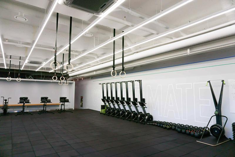 110 平简约黑白风格 Cross Fit 中心设计-8