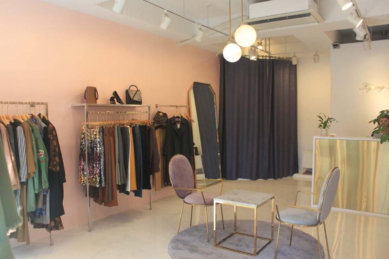 简约时尚的粉金服装店设计-3