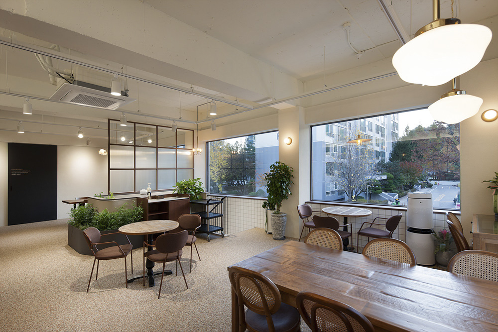 白色与木质的优雅结合 | 57 平米现代简约贝壳装饰设计-10