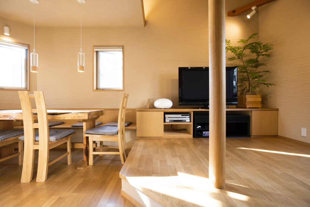 自然素材にこだわる　光と陰が織りなす変化を楽しむ左官の技が光る家 | Architecture | 100%LiFE-0