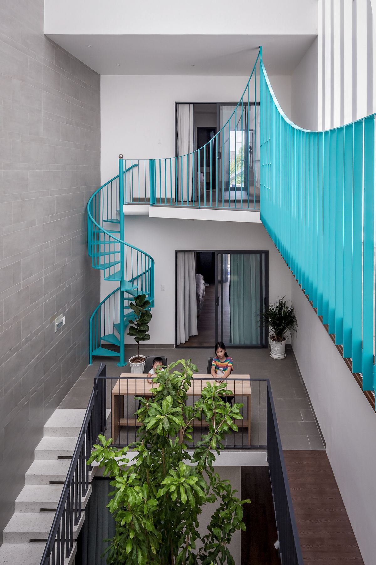 绿色桥梁连接多世代家庭-35