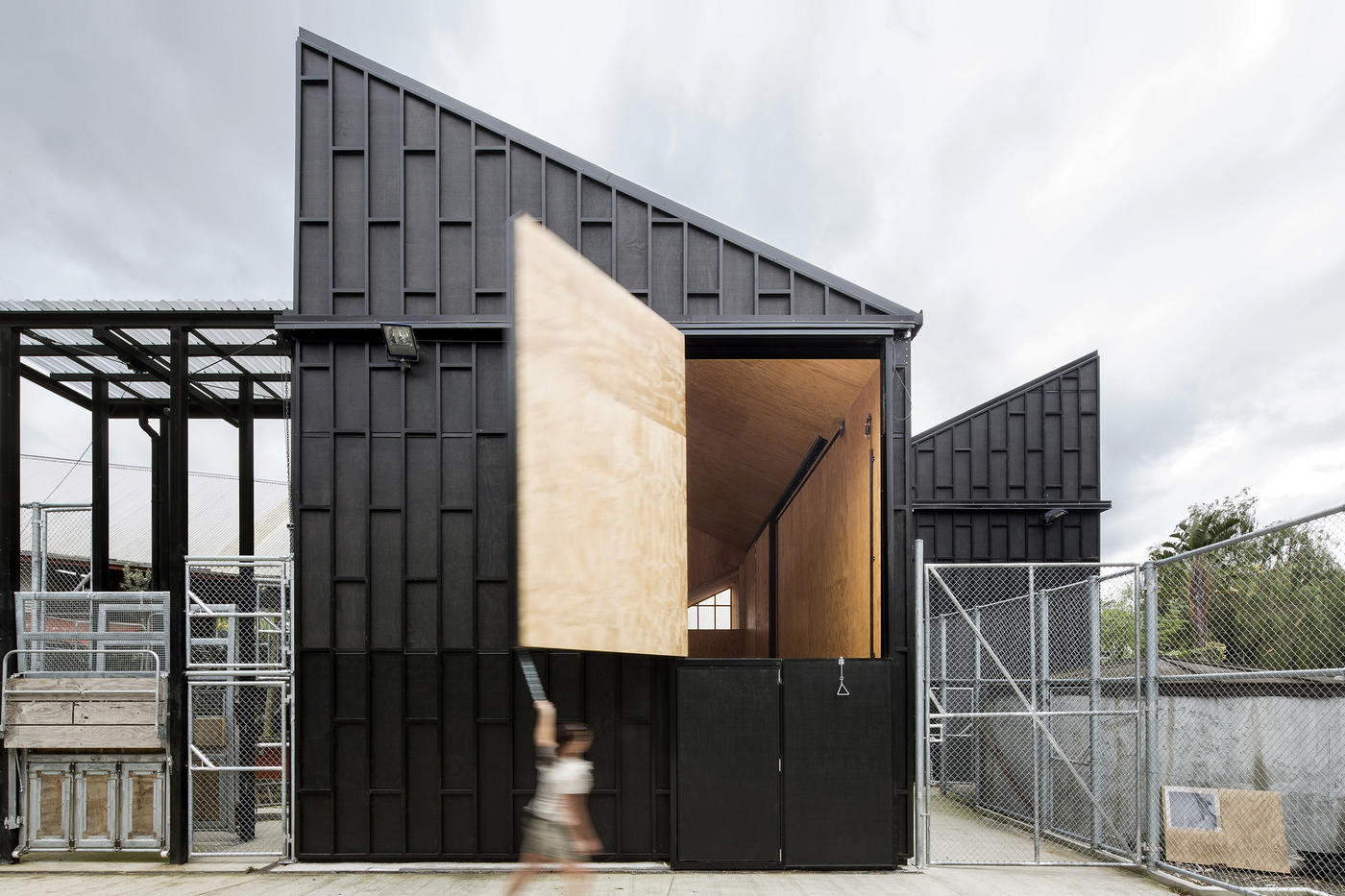 建筑的美妙——让人与长颈鹿在饲养室里产生尺度间的碰撞-0