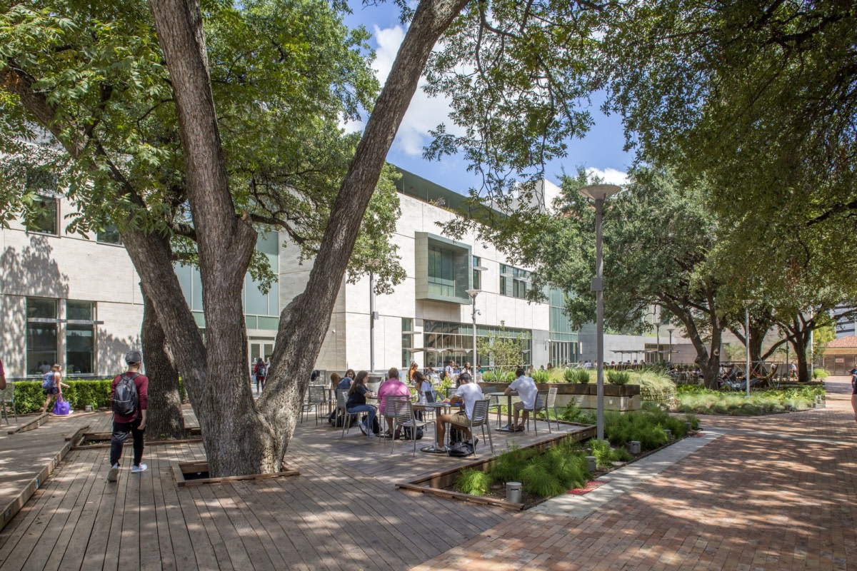 德州大学奥斯汀分校南部活动中心庭院景观丨美国奥斯汀丨McKinney York Architects-9