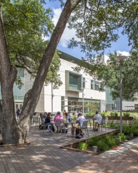 德州大学奥斯汀分校南部活动中心庭院景观丨美国奥斯汀丨McKinney York Architects