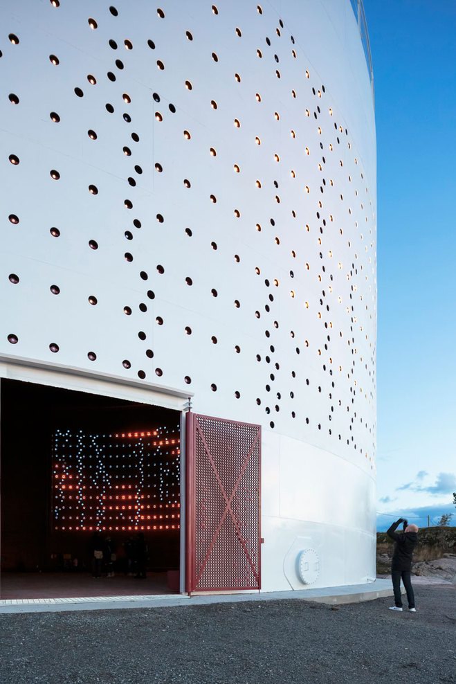 芬兰埃斯波废弃油仓变光艺术空间-5