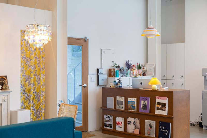 极简黑白风，打造精致理发店空间-11