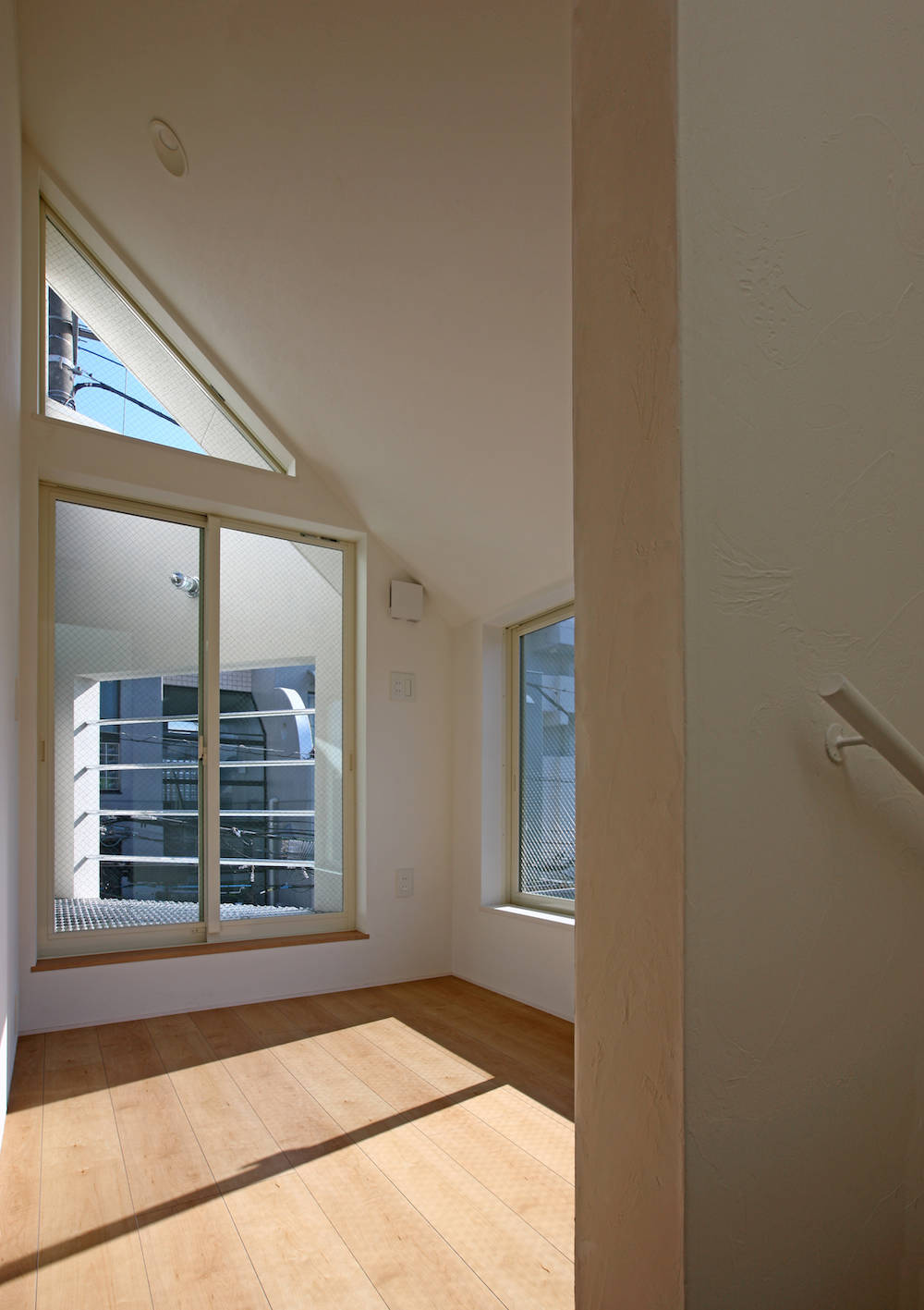 东京简约两户住宅 | 室内设计融入自然光与隐私保护-12