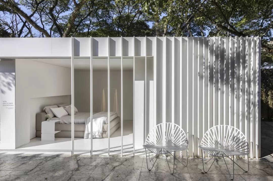 两个集装箱改造的极简主义微型住宅  Marilia Pellegrin-16