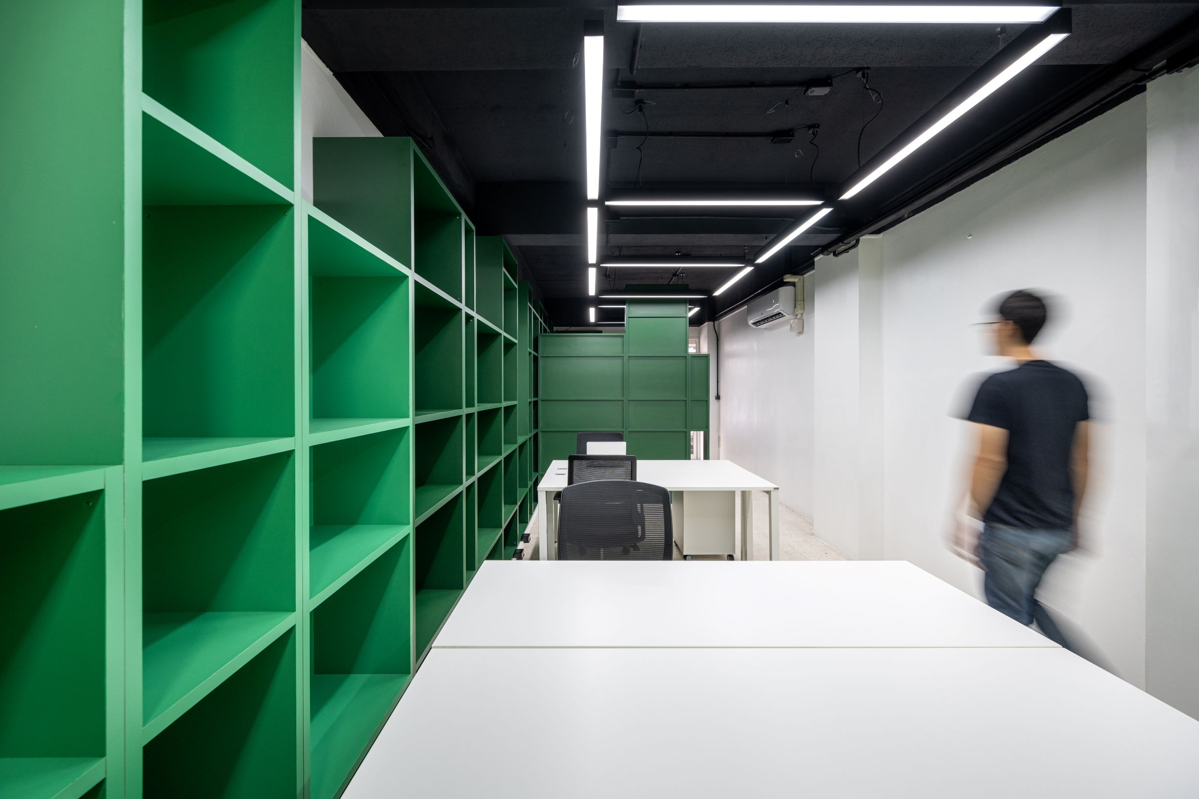 曼谷小型审计办公室的绿色木柜创意设计丨泰国曼谷-24