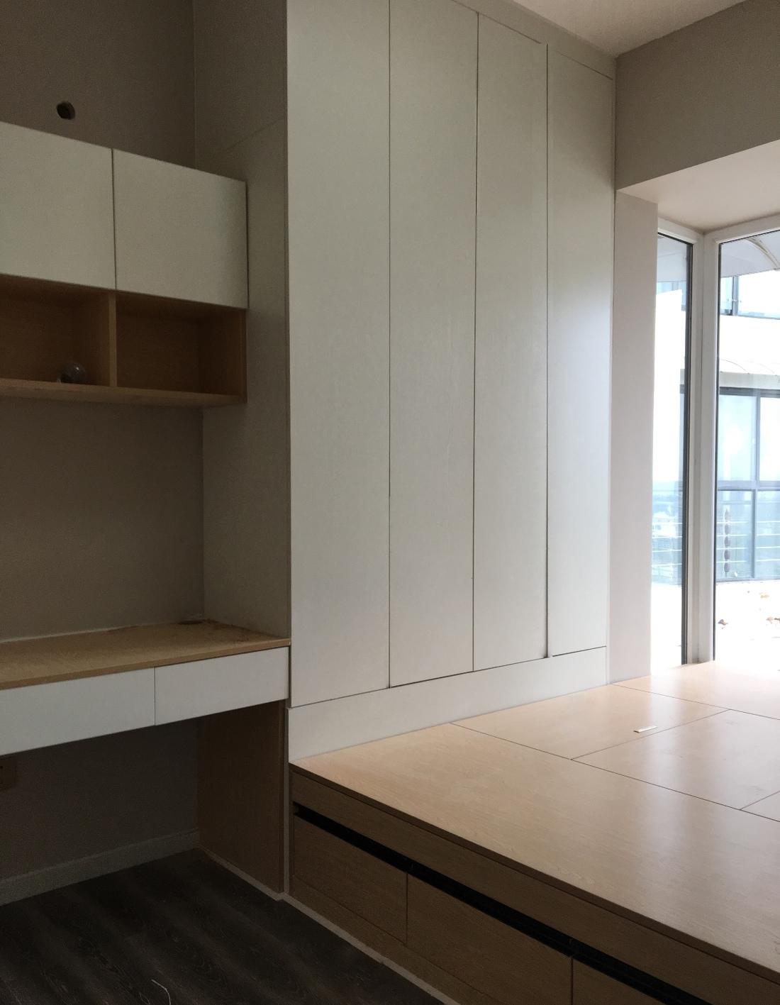 悬空电视柜打造轻盈美感,开放式厨房提升空间互动-15