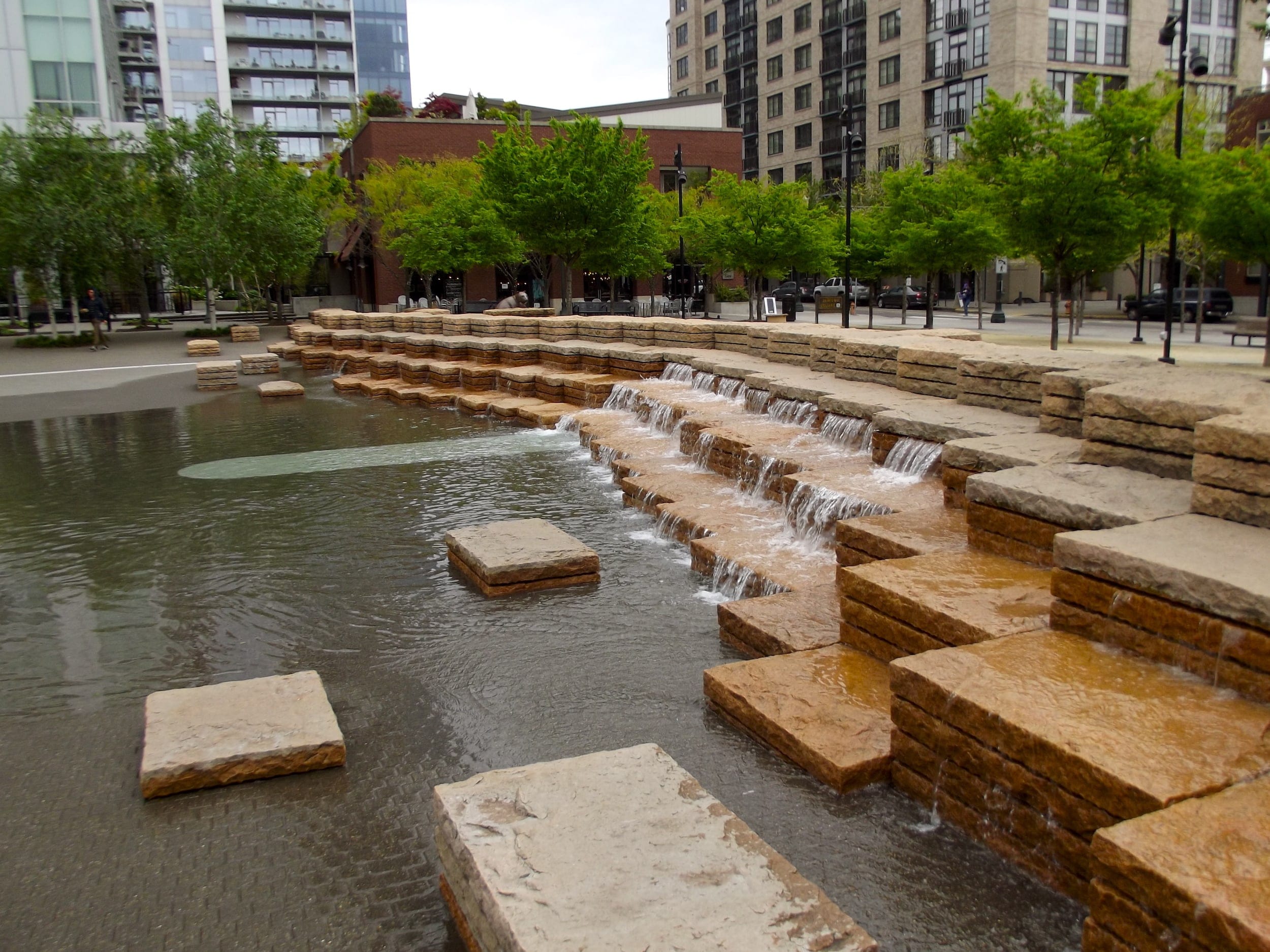 波特兰 Jamison 广场 | 阶梯喷泉的公共空间艺术-12