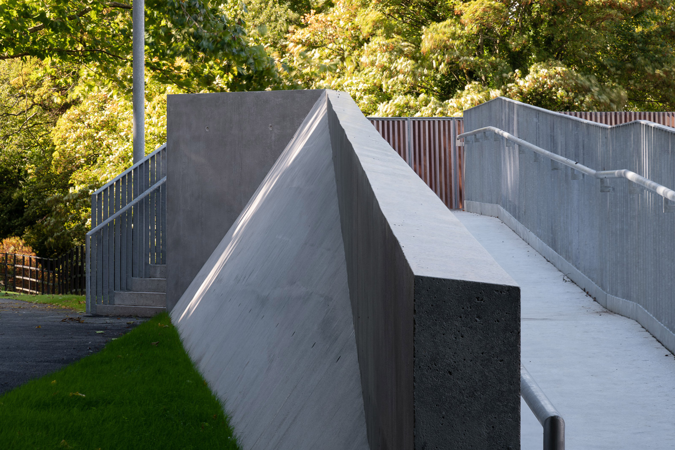 爱尔兰建筑师 O'Donnell + Tuomey 打造 UCC 木混凝土人行桥-28