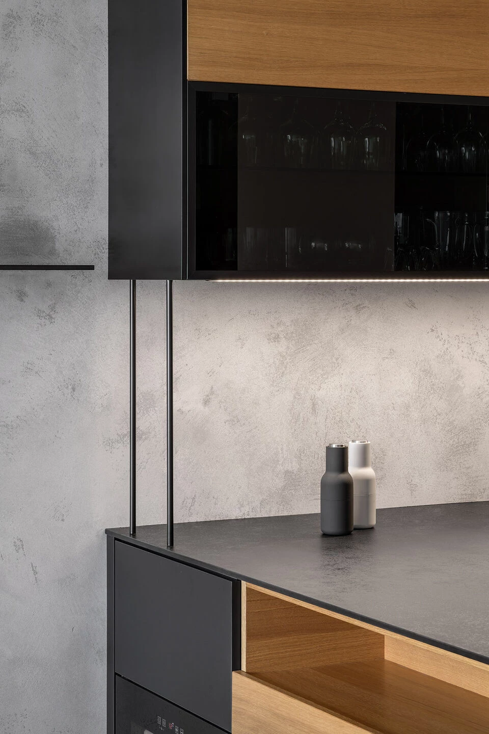 黑金工业风,捷克公寓中的宁静空间-19