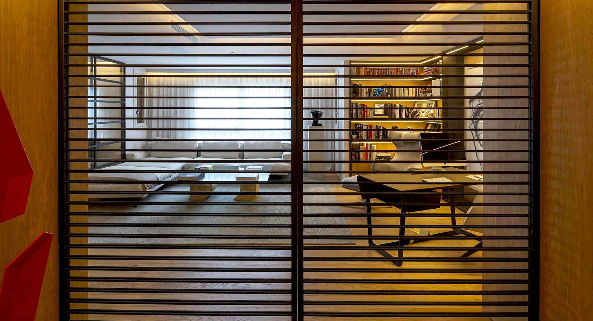 我认为 I HOUSE 可能并不是一个符合常规语义逻辑的表达如果 I  是品牌名首字母、个人名开头字母 、或者某个机构名称的缩略等，那么可以保留  I  不用翻译，直接翻译为  I 酒店，因为  house  常见释义中有 住宅；房子；（有特定用途的）建筑物 等意思，在一些语境中也可指代酒店、民宿这类供人居住的场所

如果这并非你想要的结果，由于这个短语表意不明确，难以准确判断其确切含义，请你提供更多的背景信息或语境 丨SpainMadrid-0