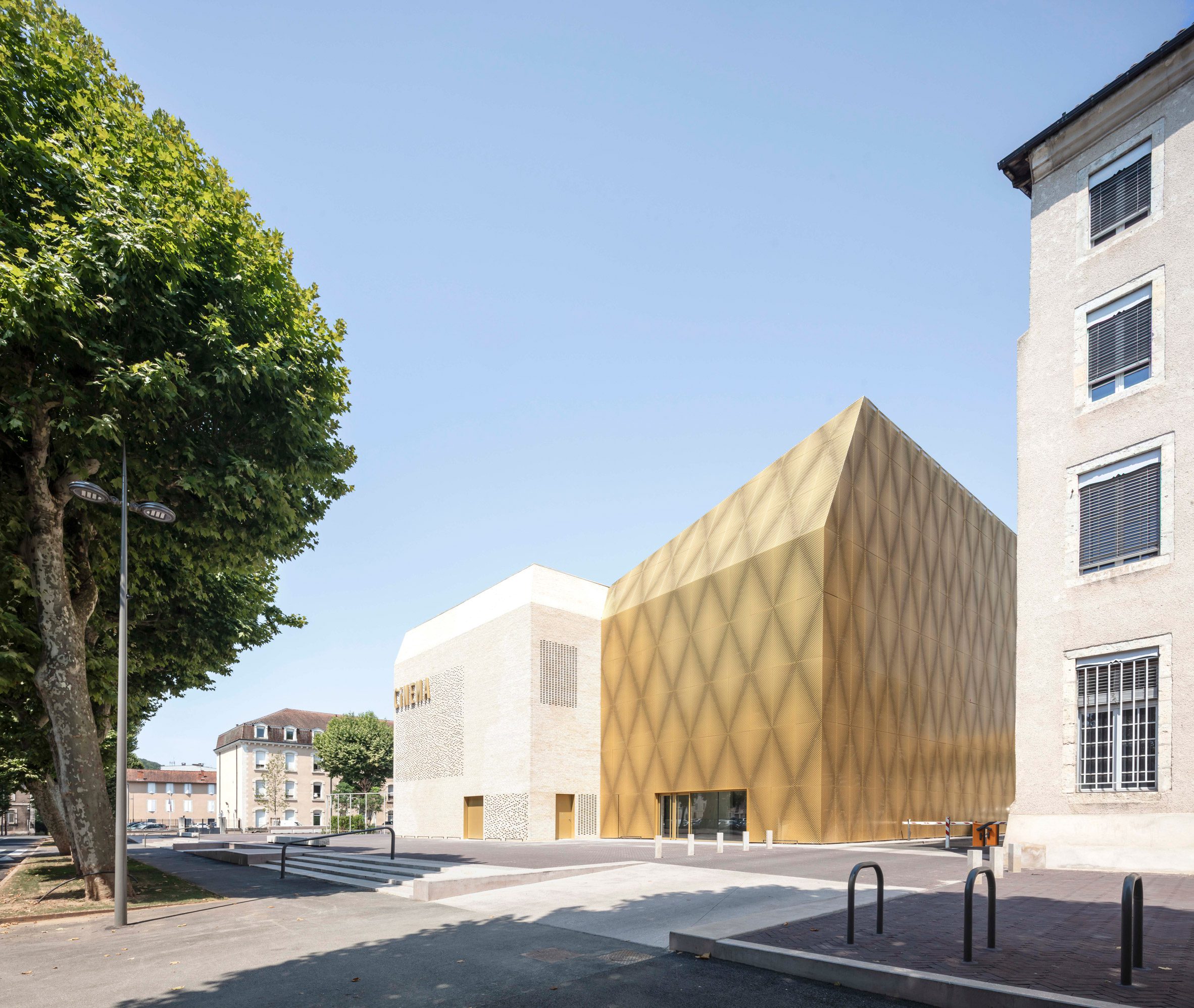 法国 Cahors 的 Cinema Le Grand Palais | 金光闪闪的复古电影院-8