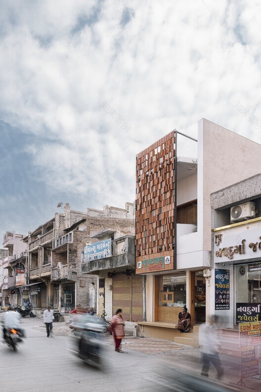 印度 Mandvi 的线性住宅丨The Company of Design-24